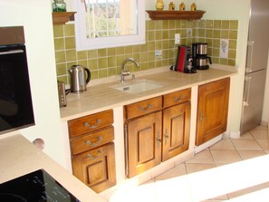 Microwave, oven, stovetop, dishwasher - L'oustau de la Garrigo at the foot of the Lubéron mountains (La Tour-d'Aigues)