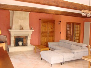 TV, fireplace, books - L'oustau de la Garrigo at the foot of the Lubéron mountains (La Tour-d'Aigues)