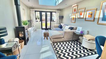 Smart TV, fireplace