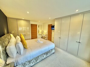 3 bedrooms, iron/ironing board, free WiFi, bed sheets - Modern Luxury Home - Hot Tub - 3 King Bedrooms - Free Parking - Close to Beaches (Poole)
