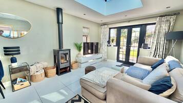 Smart TV, fireplace