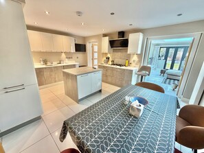 Interior - Modern Luxury Home - Hot Tub - 3 King Bedrooms - Free Parking - Close to Beaches (Poole)