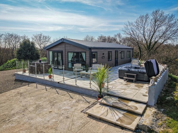 Front of property - Carn Springs Lodge - 3 Bed - Devonshire Dr - Tenby (Tenby)