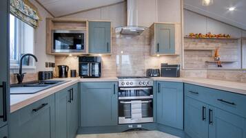 Chalet (3 Bedrooms) | Private kitchen | Microwave, oven, stovetop, dishwasher