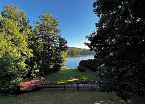 Spacious 11-bedroom lodge in beautiful Litchfield with AC and fitness room