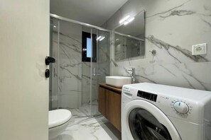 Shower, hair dryer, towels, soap - Athenean Gem Near Athens Metro Mall-C2 (Ilioupoli)