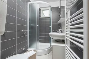 Shower, hair dryer, bidet - Seaview Family Villa with Heated Pool (Okrug Gornji)
