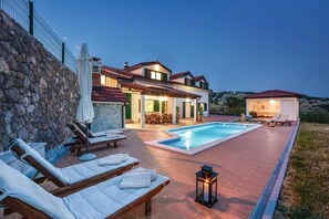 Pool - Seaview Family Villa with Heated Pool (Okrug Gornji)