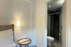 Douche, sèche-cheveux, serviettes fournies, savon
