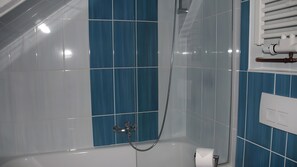 Een douche, een haardroger, handdoeken