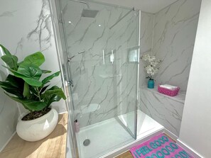 Regadera, toallas, jabón, papel de baño 