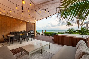Outdoor dining - Stunning Beachfront 3BR Condo | Private Pool | Gym (Playa del Carmen)