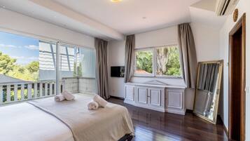 4 bedrooms, desk, iron/ironing board, WiFi (free)
