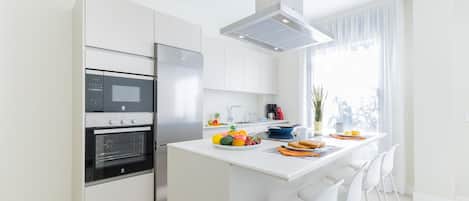 Réfrigérateur, four à micro-ondes, un four, surface de cuisson