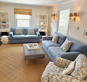 Smart TV, fireplace, computer monitors - Charming 5-bedroom house, block and a half to the beach in Bay Head (Bay Head)