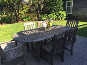 Outdoor dining - Charming 5-bedroom house, block and a half to the beach in Bay Head (Bay Head)