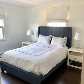 5 bedrooms, desk, iron/ironing board, WiFi - Charming 5-bedroom house, block and a half to the beach in Bay Head (Bay Head)