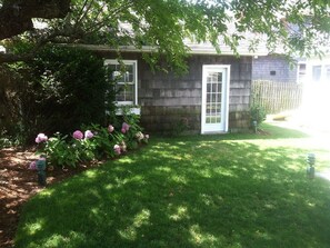 Property grounds - Charming 5-bedroom house, block and a half to the beach in Bay Head (Bay Head)