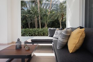 Smart TV, books - Stunning 2BR Beachfront Condo | Jacuzzi | Gym (Playa del Carmen)