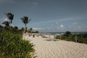 Beach nearby - Stunning 2BR Beachfront Condo | Jacuzzi | Gym (Playa del Carmen)
