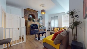 Family Apartment, 2 Bedrooms | Living area | 42-inch Smart TV with digital channels, Netflix, streaming services - Modern 2 Bed Apartment in Greenwich (London)