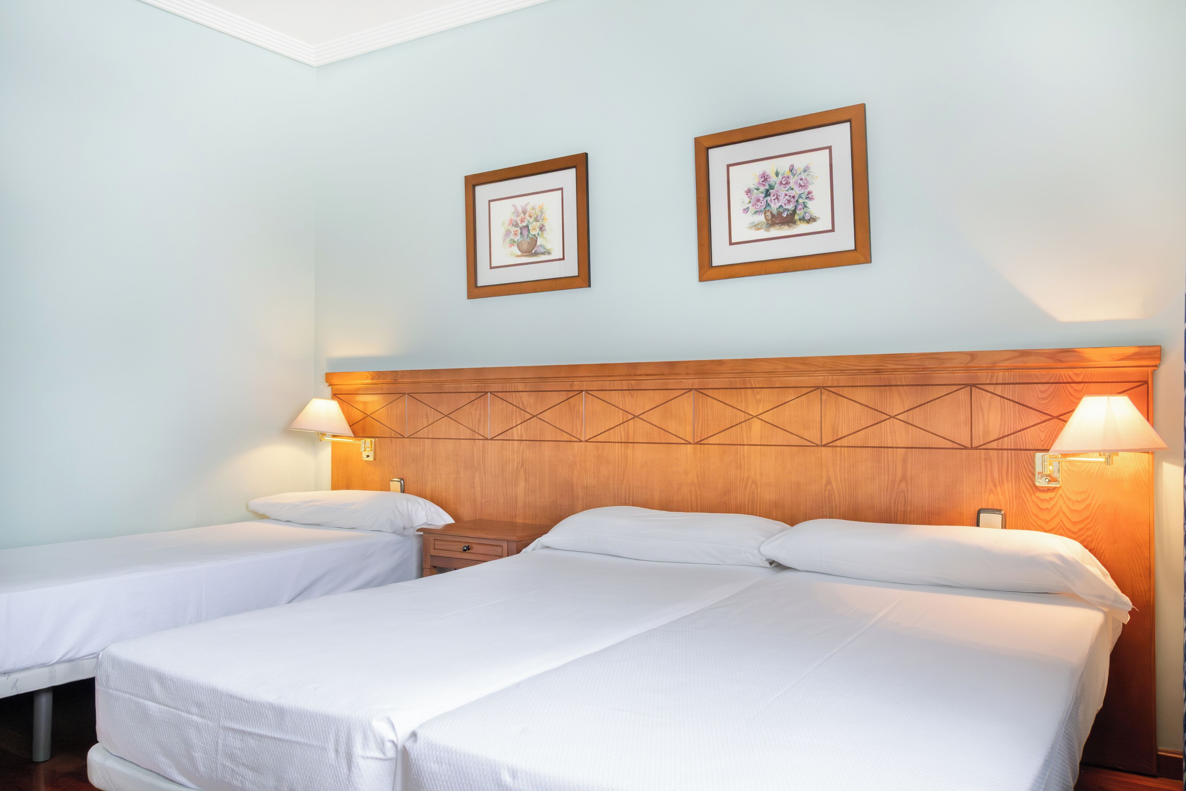 Chambre triple Standard, non-fumeur | Bureau, espace de travail pour ordinateurs portables