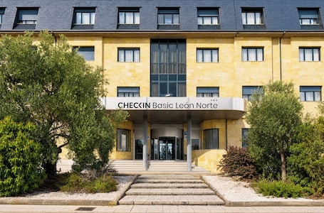 Front of property. Checkin Basic León Norte