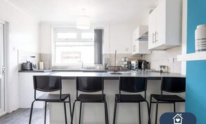 Fridge, microwave, oven, stovetop - 4BR House for Contractors | Street Parking & WiFi (Cardiff)