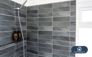 Shower, hair dryer, shampoo - 4BR House for Contractors | Street Parking & WiFi (Cardiff)