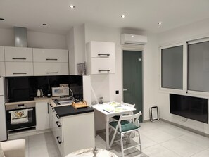 Private kitchen - Cozy 1-bedroom apartment in charming Evropouli with beautifull nature views. (Evropouli)