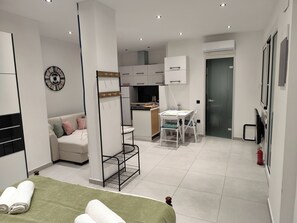 1 bedroom, iron/ironing board, WiFi, bed sheets - Cozy 1-bedroom apartment in charming Evropouli with beautifull nature views. (Evropouli)