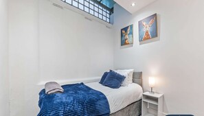 Desk, iron/ironing board, WiFi, bed sheets - 3BR Contractor Pad | Free Private Parking | WiFi (West Midlands)