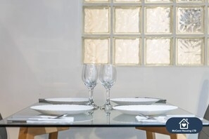 Dining - 3BR Contractor Pad | Free Private Parking | WiFi (West Midlands)