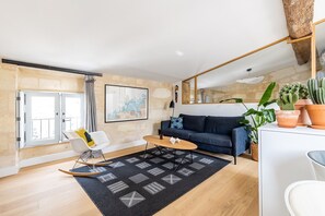 Living area - La Pomme des Chartrons – Apartment in Bordeaux, Wi-Fi & Air Conditioning (Bordeaux)