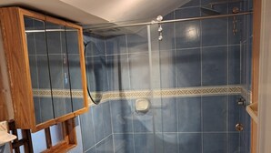 A bathroom with a toilet, bidet, and shower stall. - Your refuge in the Historic Center of Quito (Quito)