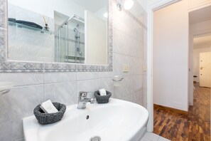 Shower, hair dryer, bidet, towels - Bright apartment at Spanish Steps (Roma)