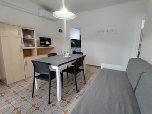 Apartment, 2 Schlafzimmer, Balkon, Gartenblick | Esszimmer