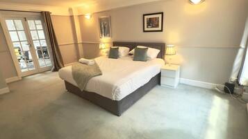 4 bedrooms, iron/ironing board, free WiFi, bed sheets