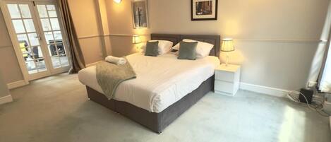 4 Schlafzimmer, BĂŒgeleisen/BĂŒgelbrett, kostenloses WLAN, BettwĂ€sche