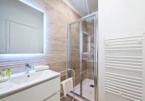 Shower, hair dryer, towels - N&J - COCON ALBERTI - Luminous - Balcony (Niza)