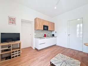 Fridge, microwave, dishwasher, coffee/tea maker - N&J - COCON ALBERTI - Luminous - Balcony (Niza)
