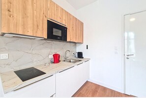 Fridge, microwave, dishwasher, coffee/tea maker - N&J - COCON ALBERTI - Luminous - Balcony (Niza)