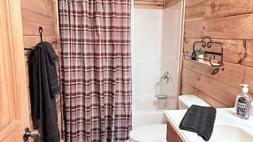 Séchoir à cheveux, serviettes fournies, savon, papier de toilette