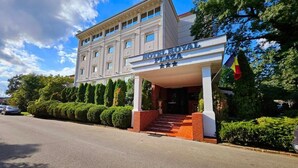 A hotel with a classic facade, a prominent entrance, and a sign indicating 'HOTEL ROYAL PLAZA'. - Hotel Royal Plaza (Timișoara)