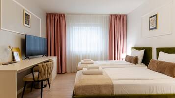 Habitación básica con 1 cama matrimonial o 2 individuales, vista al parque