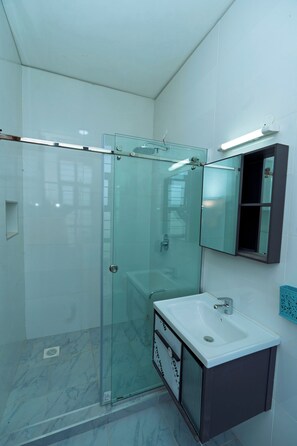 Toallas, jabón, papel de baño 