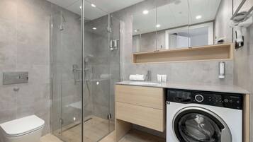 Dusche, Haartrockner, Handtücher, Shampoo
