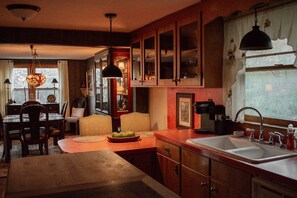 Private kitchen - Honeybee Farmhouse- Dog and family friendly (Horse Shoe)