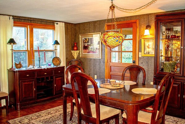 Dining - Honeybee Farmhouse- Dog and family friendly (Horse Shoe)