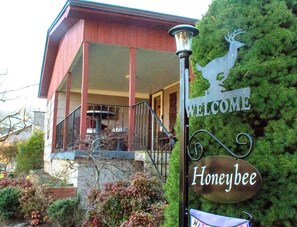 Exterior detail - Honeybee Farmhouse- Dog and family friendly (Horse Shoe)